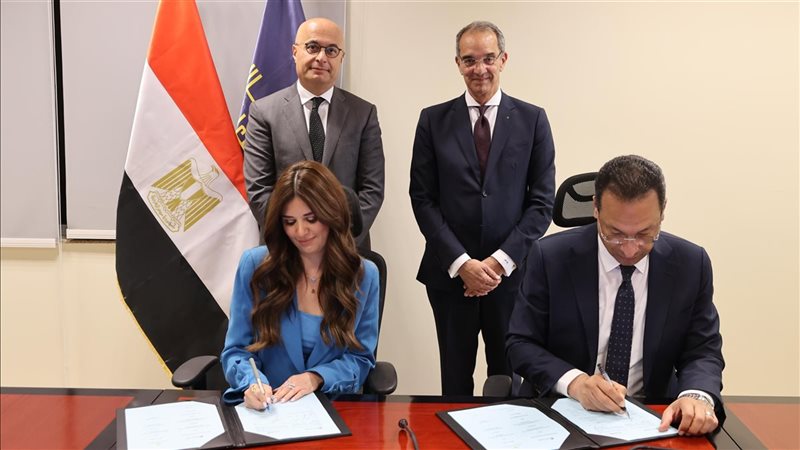 وزير الاتصالات خلال