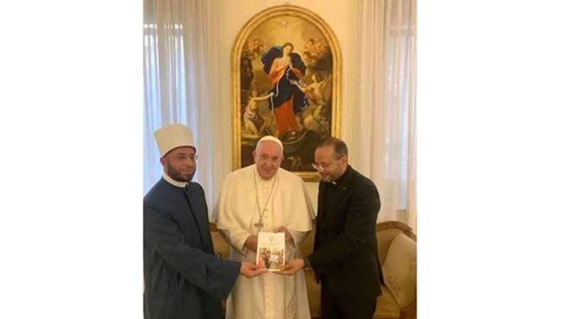 وزير الأوقاف وبابا
