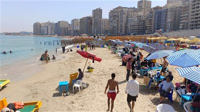 إقبال ضعيف على شواطئ الإسكندرية في شم النسيم (فيديو)