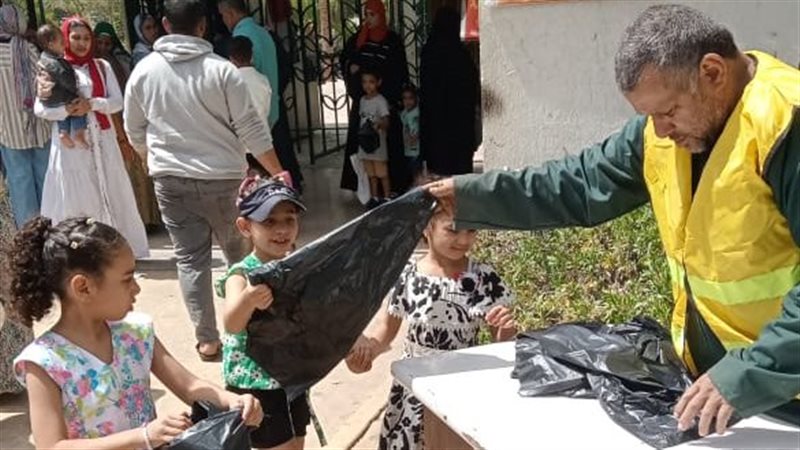 توزيع أكياس القمامة