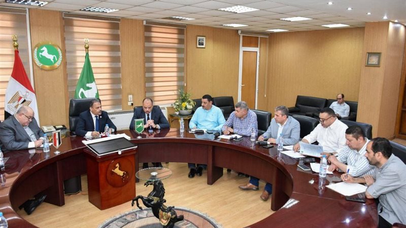 محافظ الشرقية بيحث