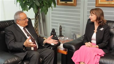 مكتبة الإسكندرية تتسلم إهداءات من سفارة رومانيا