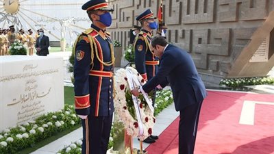 السيسي يضع إكليلا من الزهور على النصب التذكاري لشهداء القوات المسلحة (فيديو) 