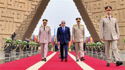 السيسي يضع إكليلا من الزهور على النصب التذكاري لشهداء القوات المسلحة وقبر السادات (صور) 