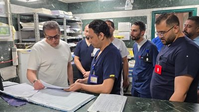 وزير الصحة يتفقد مستشفى البنك الأهلي ويوجه بصرف مكافأة لجميع العاملين والإداريين