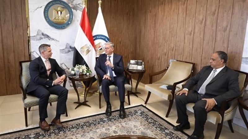 وزير البترول يبحث