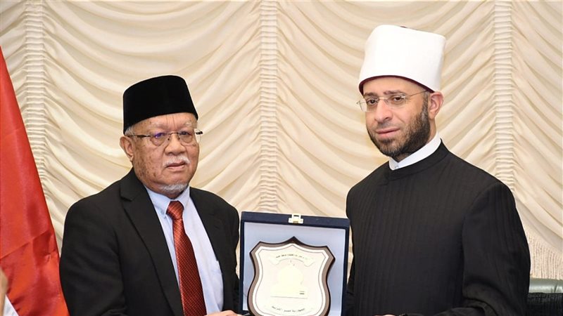 وزيرُ الأوقاف يستقبل
