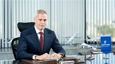 رئيس شركة مصر للطيران يتابع انتظام التشغيل بمطار القاهرة
