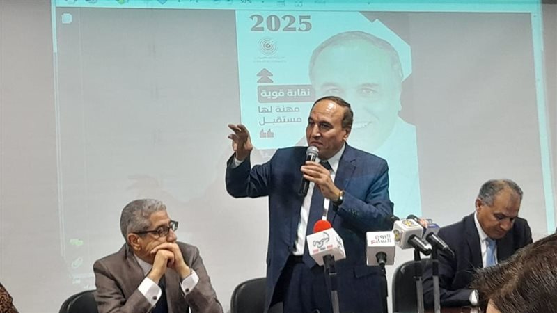 الكاتب الصحفي عبد