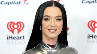 كاتي بيري ترد على معجبين وضعوا لوحة إعلانية لها في ميدان تايمز سكوير (صور)