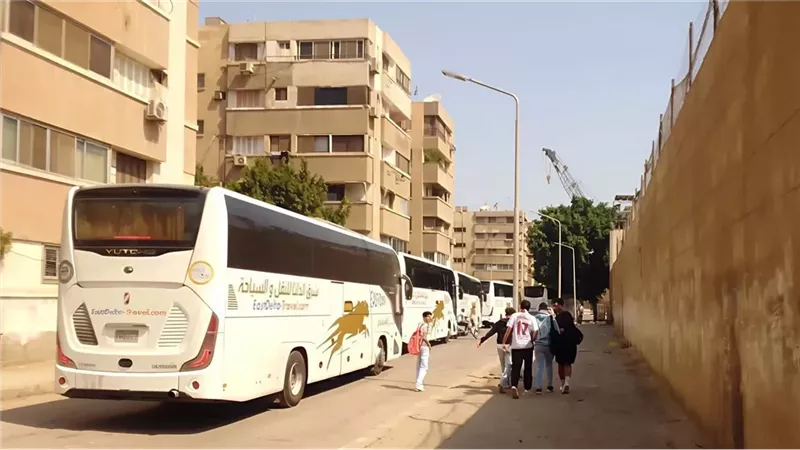 توافد حافلات جماهير