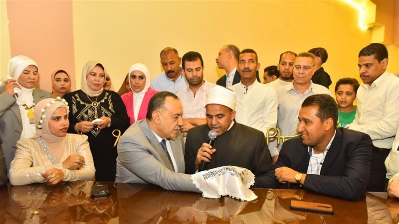 أثناء كتب الكتاب،