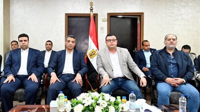 وزير الإسكان يتابع المشروعات التنموية بالسويس الجديدة