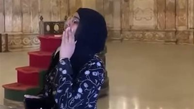 فتاة تؤذن داخل مسجد صلاح الدين وتثير الغضب، والنشطاء: هل يجوز أذان المرأة شرعًا (فيديو)
