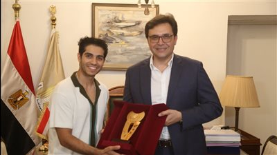 وزير الثقافة يكرم مينا مسعود ويختاره ممثلًا للثقافة والفنون المصرية في الخارج