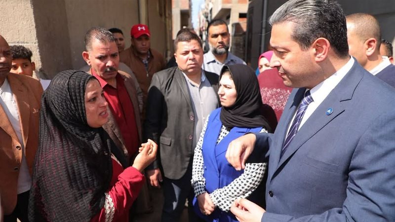 محافظ دمياط يستمع