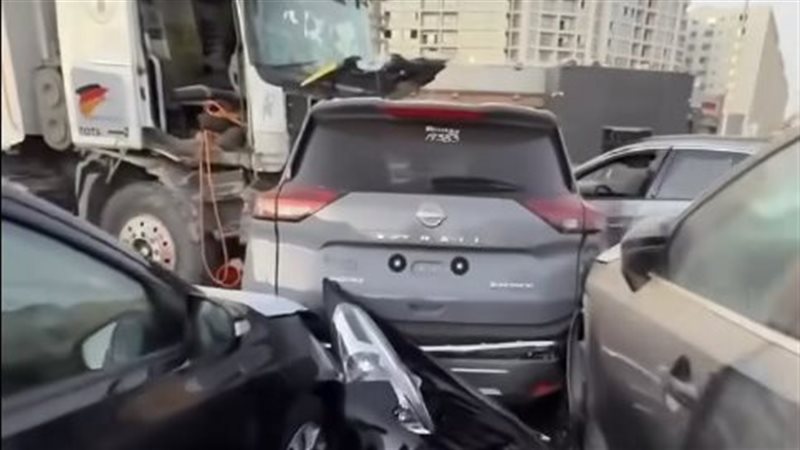تريلا تقتحم معرض