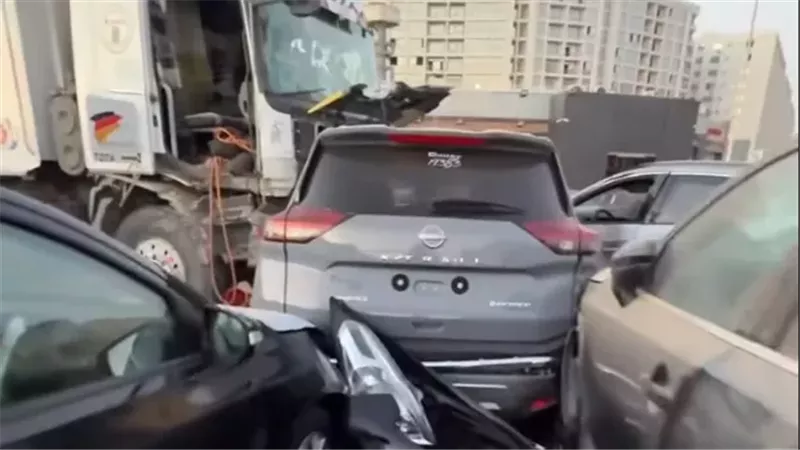 حادث معرض سيارات