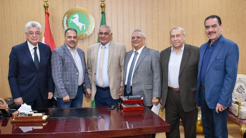 محافظ الشرقية يلتقي