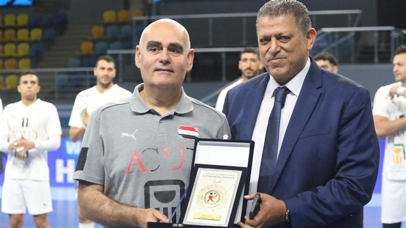 رئيس اتحاد اليد يكرم