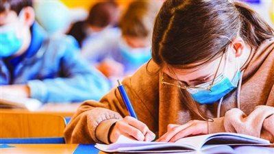 الطلاب المصريون في الخارج يبدأون امتحانات نهاية العام باللغة العربية 