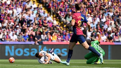 برشلونة يفوز على ريال مدريد 4-3 ويقترب من التتويج بالدوري الإسباني (صور)