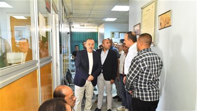 محافظ أسيوط يتفقد مركز خدمات المستثمرين لمتابعة جودة الخدمات (صور)