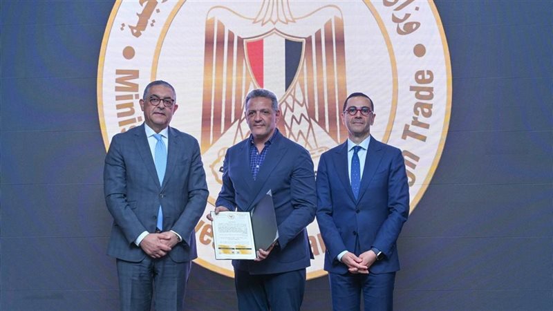 وزير الاستثمار يسلم