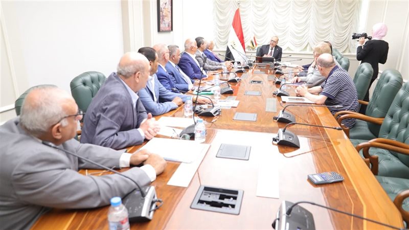 وزير العمل يلتقي