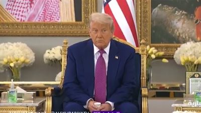 ترامب يخالف التقاليد، الرئيس الأمريكي يثير الجدل بعدم شرب القهوة خلال استقباله بالسعودية (فيديو) 