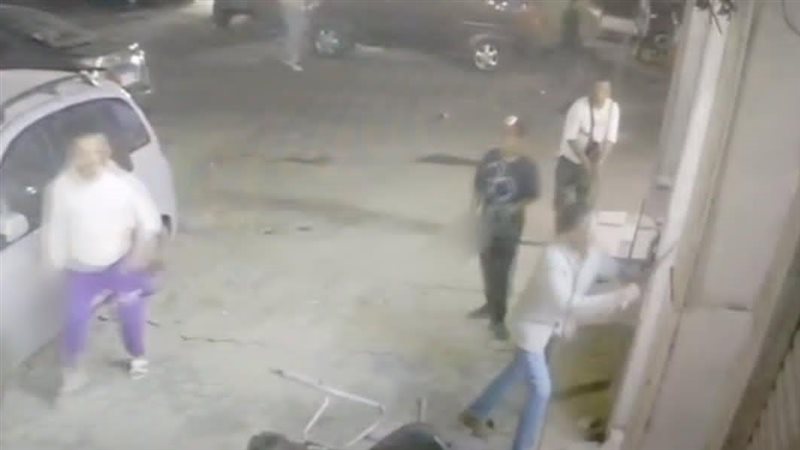 لحظة اقتحام مسجلين