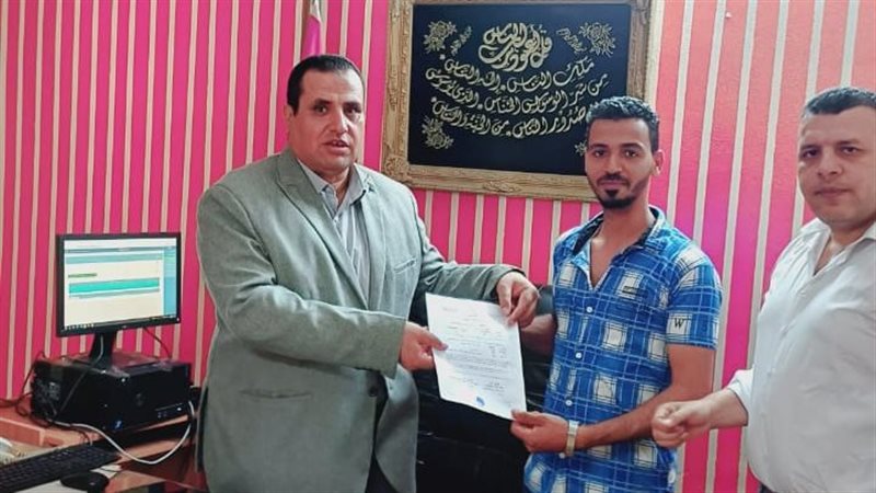 تسليم عقود توظيف