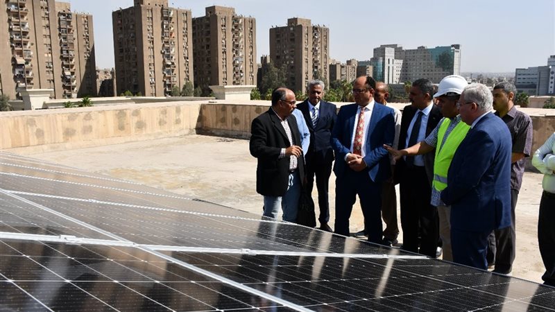 محطة شمسية بأيادٍ