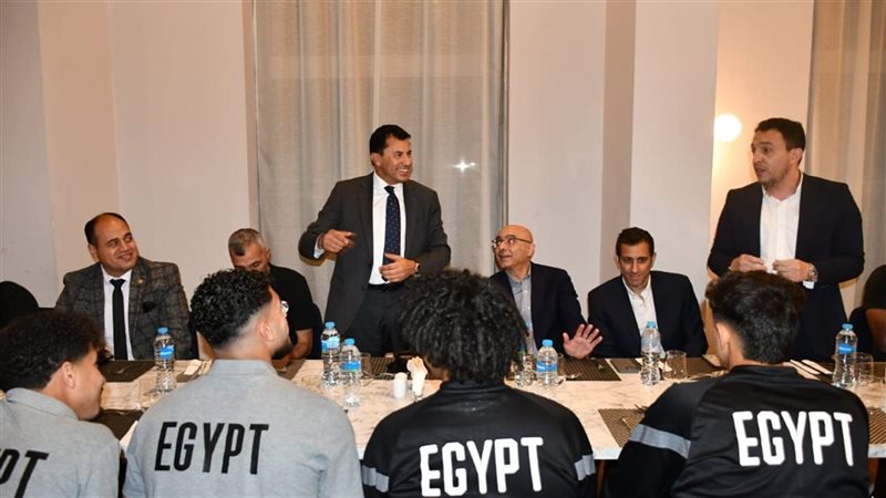 وزير الرياضة مع منتخب