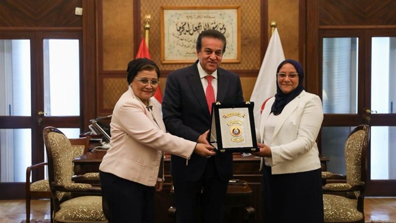 وزير الصحة يكرم تغريد