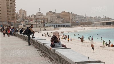 إقبال المواطنين على شاطئ مطروح بسبب الموجة الحارة (صور) 