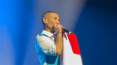أحمد سعد يرفع علم مصر خلال حفله بأستراليا 