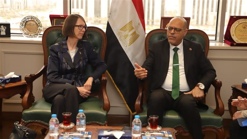 وزير العمل يستقبل