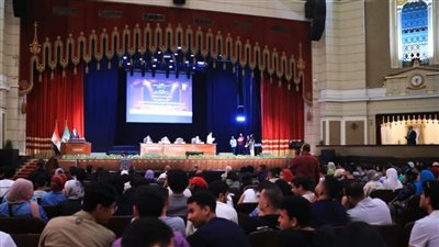 رئيس جامعة القاهرة يكرم الفائزين في مهرجان المسرح للعروض الطويلة و