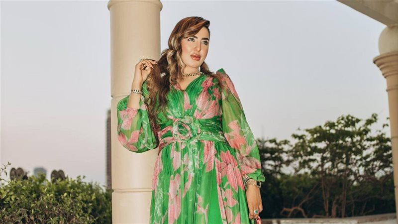 المذيعة منى العمدة،