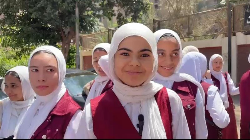 طالبات أولى ثانوي،