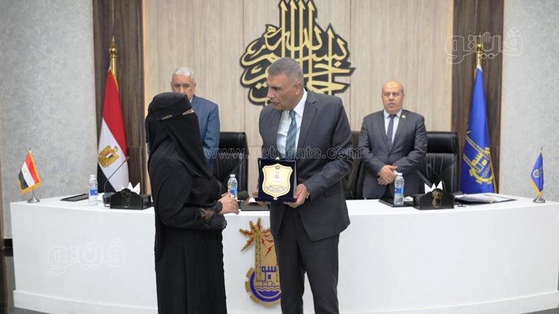 محافظ أسوان يكرم