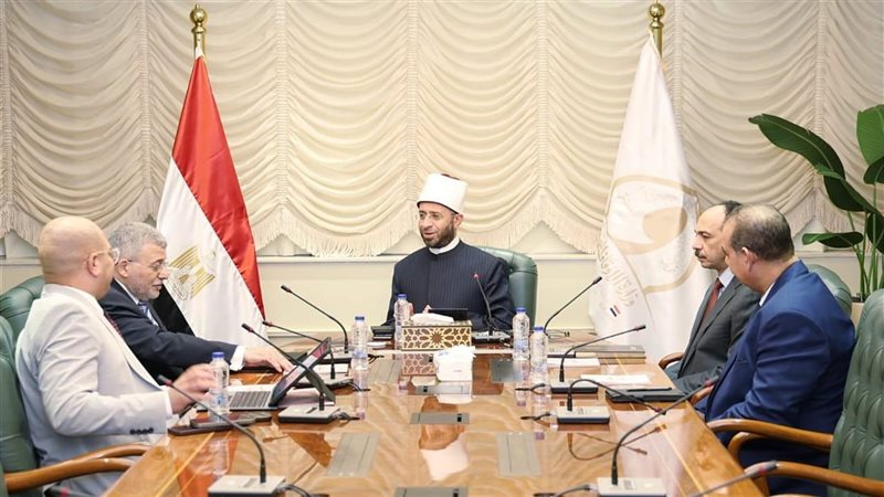 وزير الأوقاف يجتمع