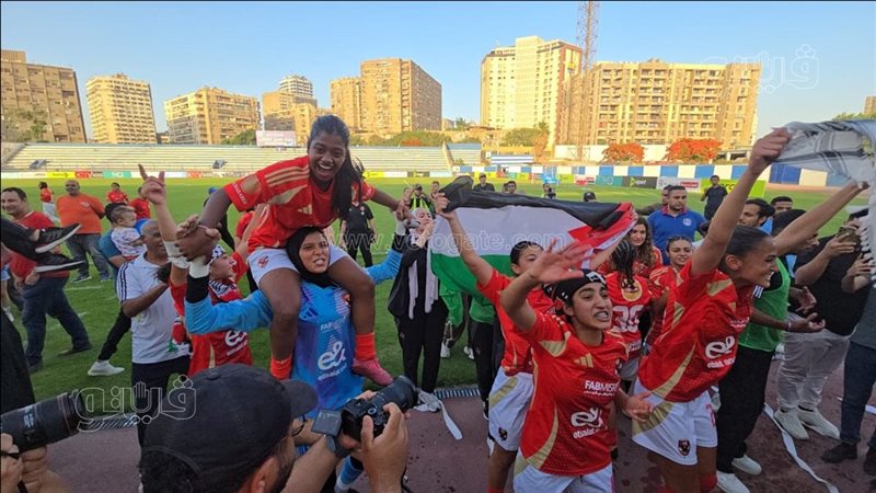 بالشماريخ وأعلام