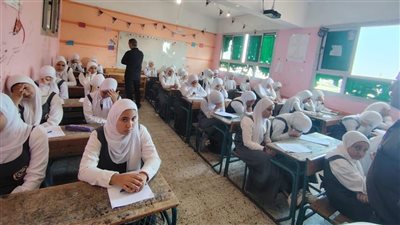  طلاب الشهادة الإعدادية بالجيزة والقاهرة يؤدون امتحانات الدراسات والجبر والإحصاء والهندسة 