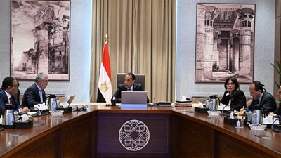 رئيس الوزراء يستعرض مع رئيس اقتصادية قناة السويس المشروعات المتعاقد عليها مؤخرًا