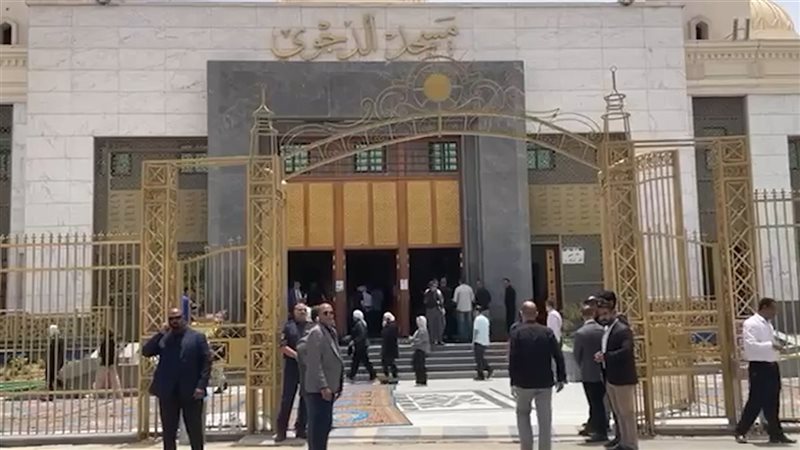 توافد المواطنين لأداء