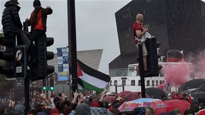 علم فلسطين يظهر في احتفالات جماهير ليفربول بالدوري الإنجليزي 