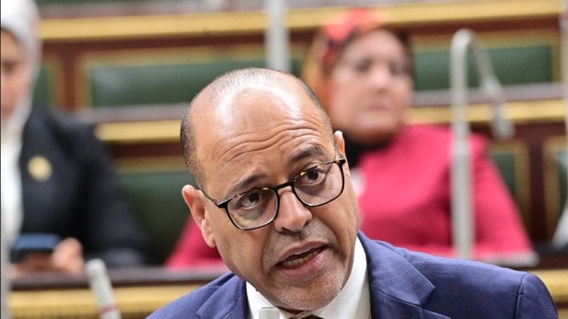 وزير العمل أثناء