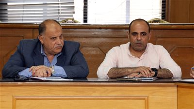 السكرتير العام المساعد لمحافظة الإسماعيلية يناقش مشكلات قرية الحجاز (صور) 